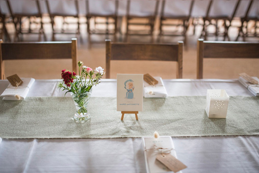 Mariage Ombeline et Albin, photo intérieure préparation table avec décoration
