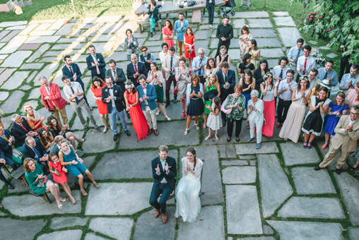 Mariage Ombeline et Albin, photo extérieure les mariés applaudissent le discours de leurs parents