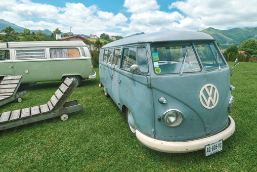 Mariage Ombeline et Albin, photo extérieure préparation les deux vans